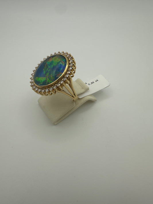 Opal Ring mit Brillanten – 18 Karat Gelbgold | 0.64 ct Diamanten | Bijouterie Gossauer