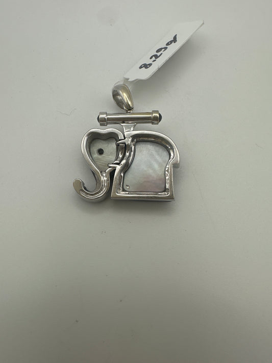 🐘 Anhänger „Elefant“
18 Karat Weißgold mit Hämatit, Brillanten & 2 Saphir-Cabochons – 8,29 g