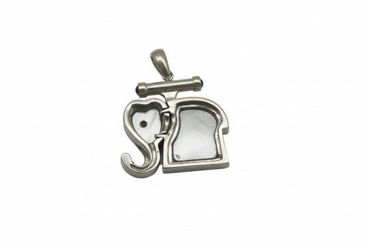 🐘 Anhänger „Elefant“
18 Karat Weißgold mit Hämatit, Brillanten & 2 Saphir-Cabochons – 8,29 g