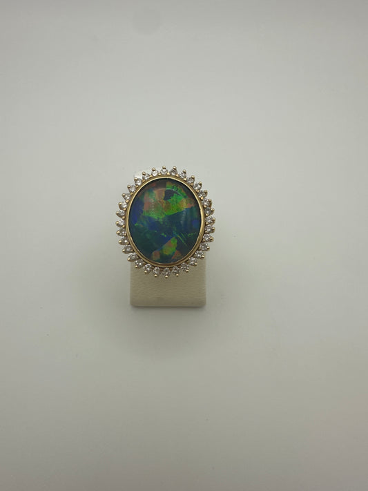 Opal Ring mit Brillanten – 18 Karat Gelbgold | 0.64 ct Diamanten | Bijouterie Gossauer