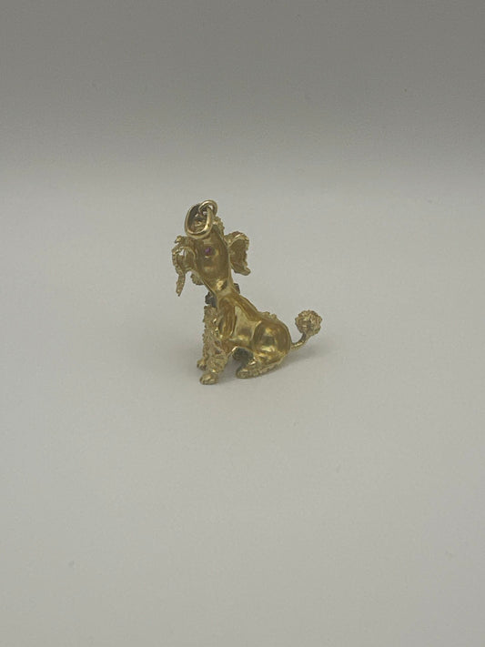 Pendentif caniche en or 18 carats – 10,80 g, yeux rubis, grand œillet – Occasion