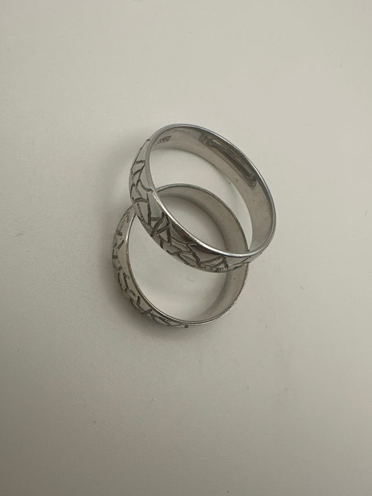 Alliance en or 18 carats (750) – toutes tailles disponibles
Largeur : environ 4,8 mm
Poids : à partir d'environ 8,75 g (selon la taille de la bague)