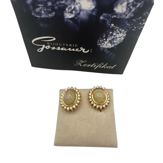 Boucles d'oreilles puces en or jaune 18 carats, ornées d'opales et de 40 diamants taille brillant (0,80 ct HSI).