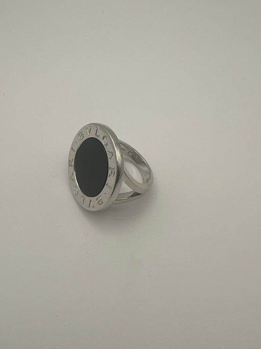 Bague Bulgari d'occasion en or blanc 18 carats avec onyx – taille 54 (ajustable)