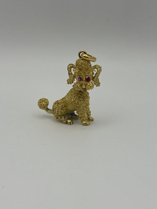 Pendentif caniche en or 18 carats – 10,80 g, yeux rubis, grand œillet – Occasion